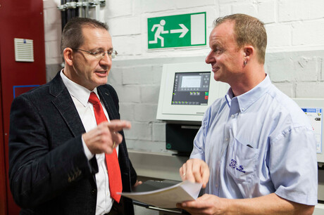 L'ingegnere Hages della Kaeser Kompressoren e il sig. Baumgarten della ZF Friedrichhafen parlano dei progetti della stazione d'aria compressa