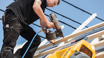 Anche per la chiodatura pneumatica il compressore a pistoni KAESER i.Comp 3 fornisce sempre aria compressa adeguata alle esigenze.